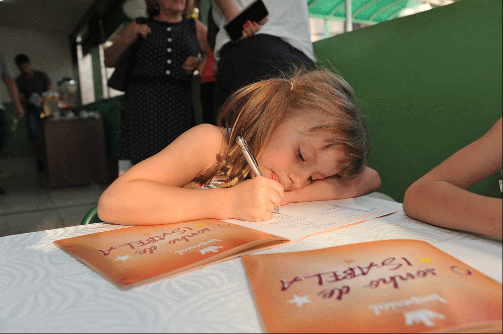 Educação - Alunos da Escola Imperial lançam livro infantil